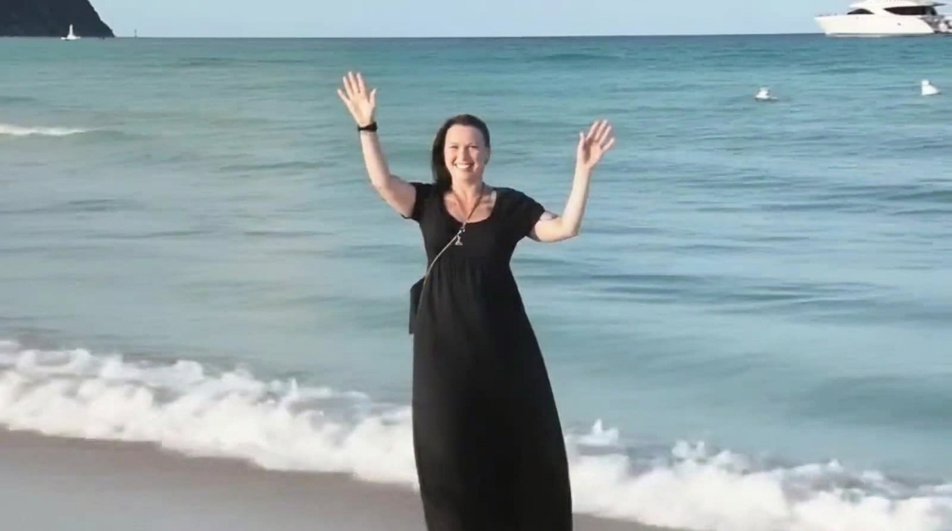 Frau am Strand bei Sonnenuntergang